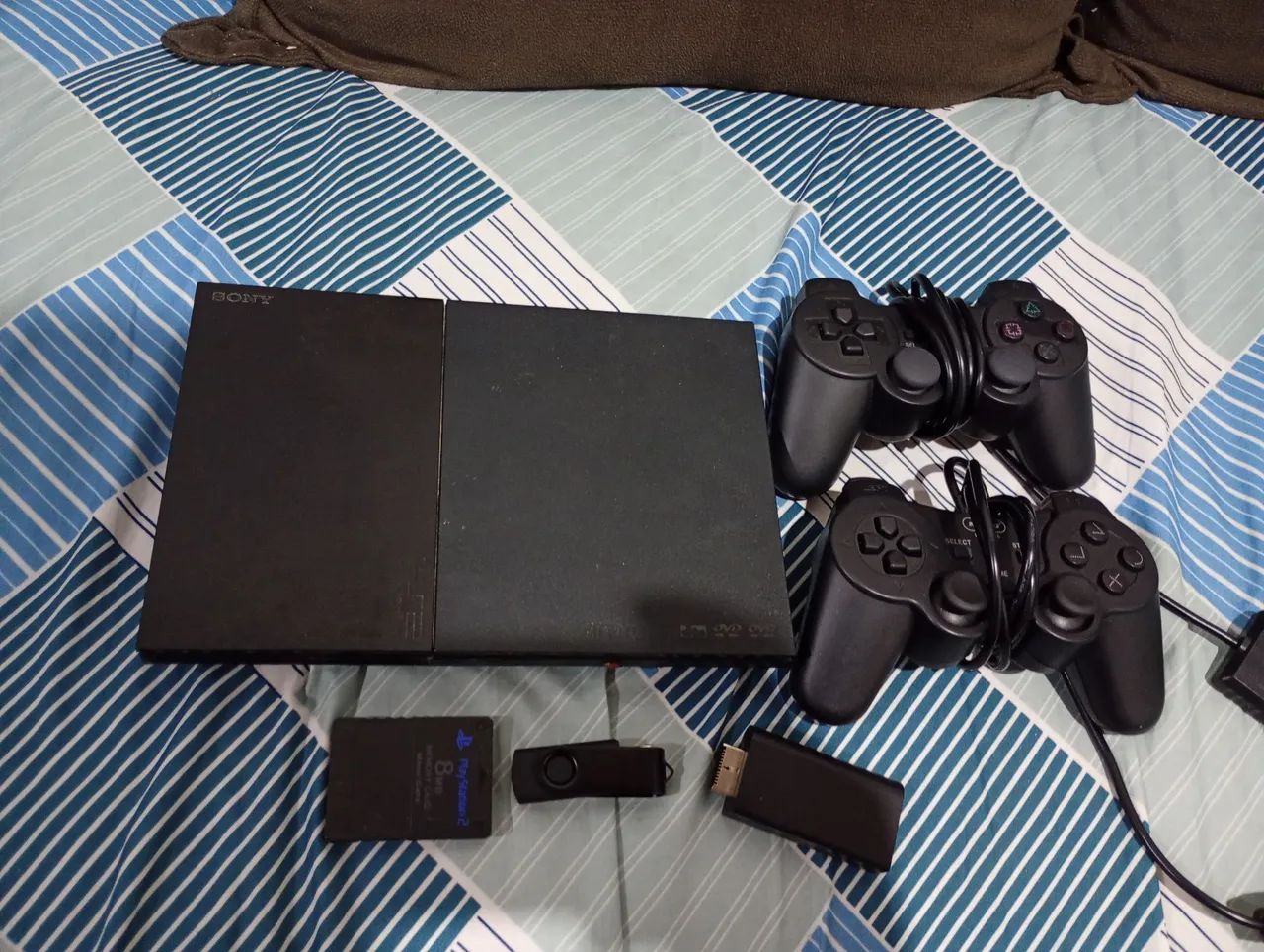 Vendo PS2 desbloqueado com leitor funcionando perfeitamente. 