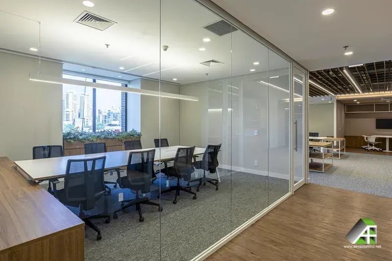 MOBILIADO: Escritório nunca usado para alugar em edifício de alto padrão - Foto 3