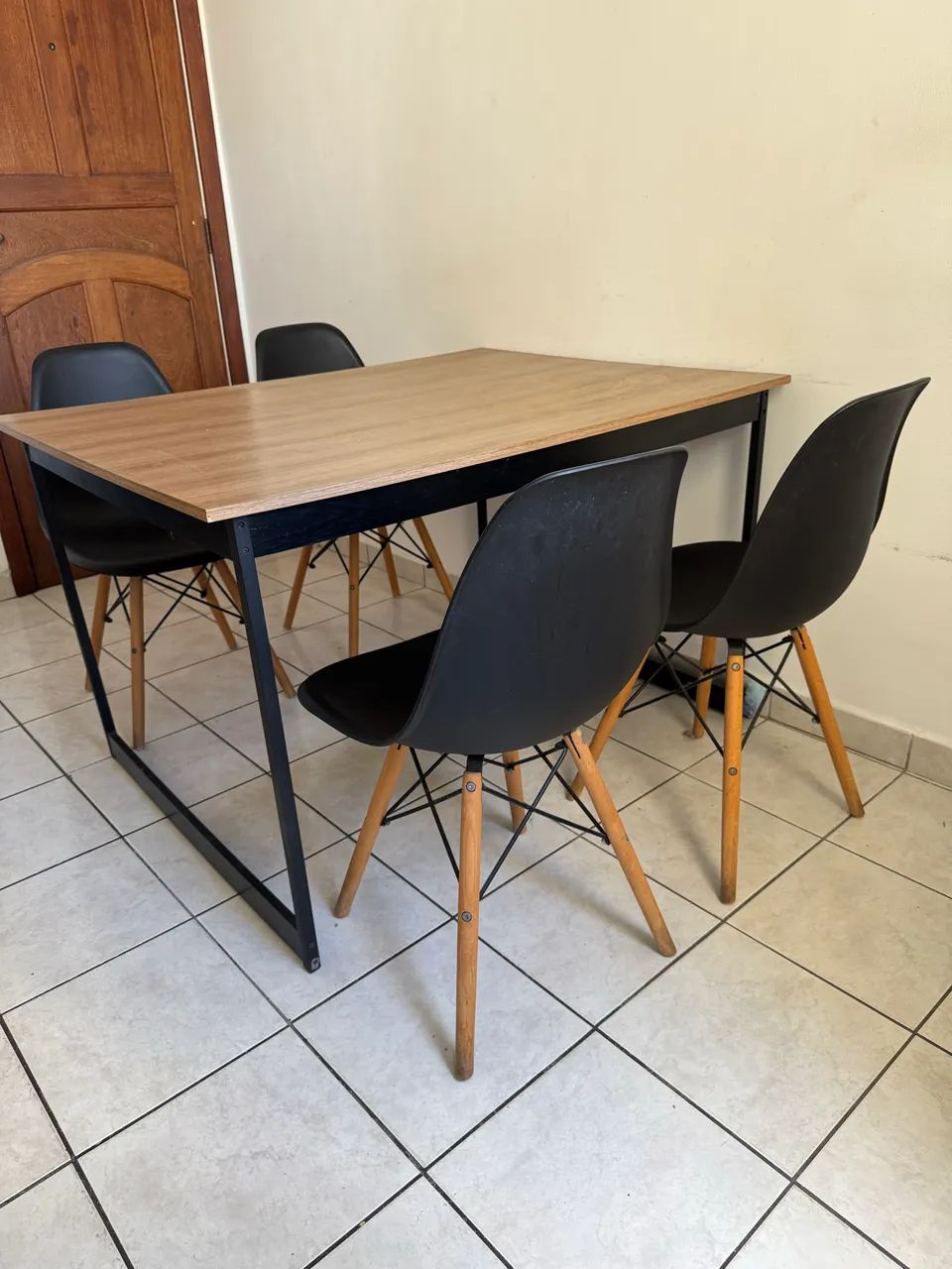 Conjunto Mesa e Cadeiras Eames - Foto 2