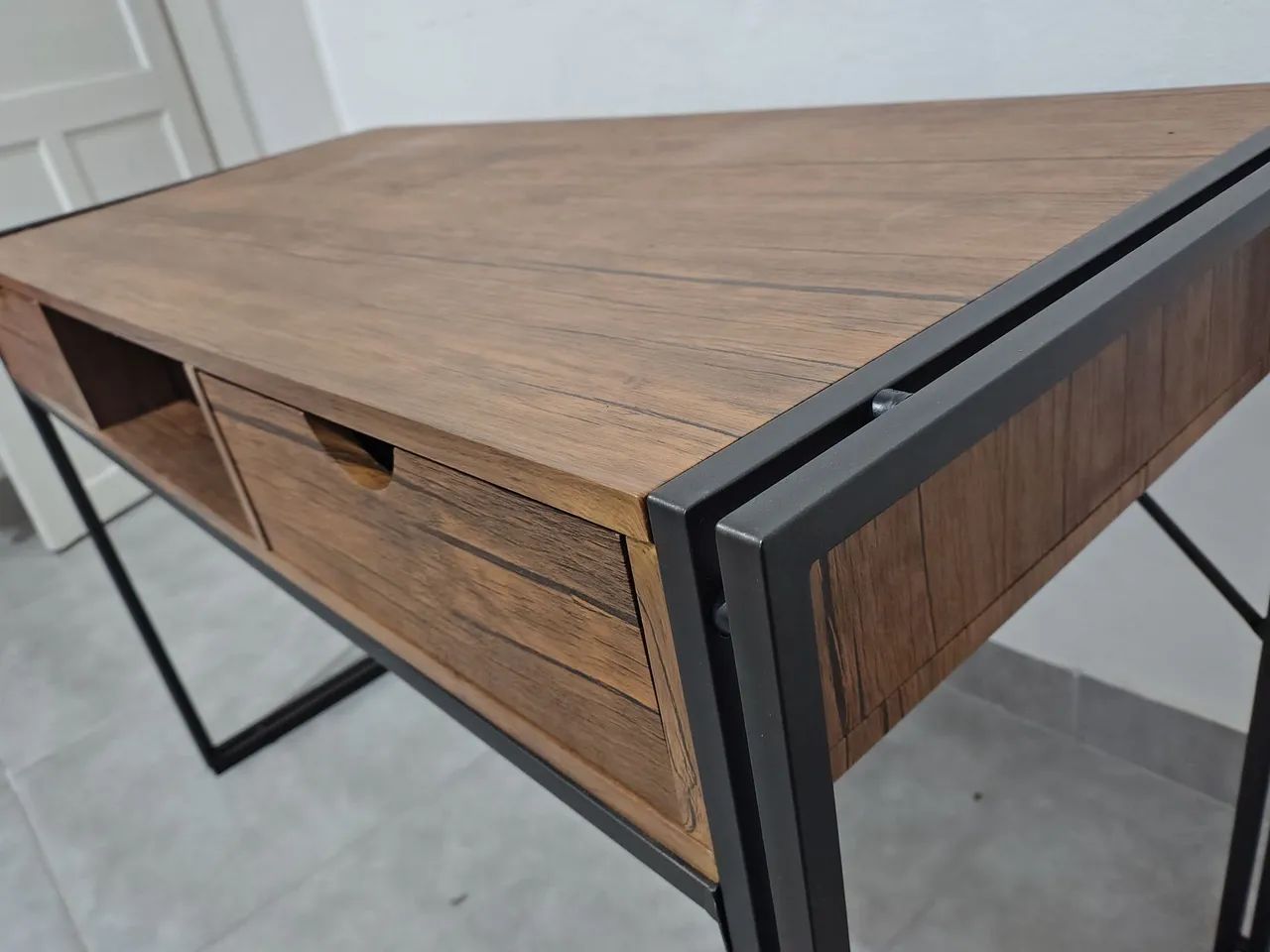 Mesa Escrivaninha Estilo Industrial com 2 Gavetas e Nicho - Foto 5