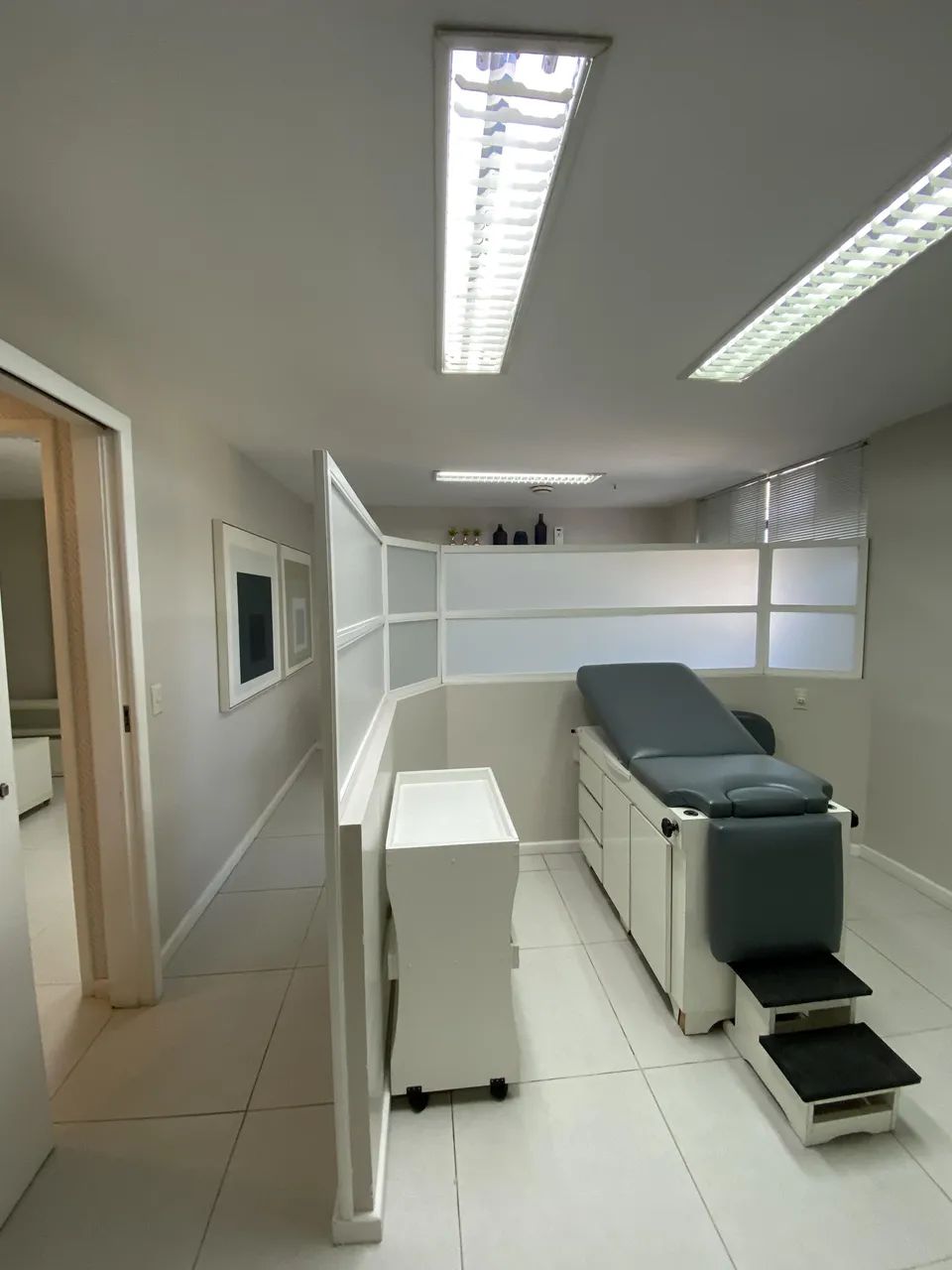 Sala para consultório médico mobiliado para aluguel com 70m com 3 salas no Centro - Macaé  - Foto 2