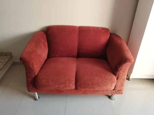 Sofá de 2 lugares em veludo
