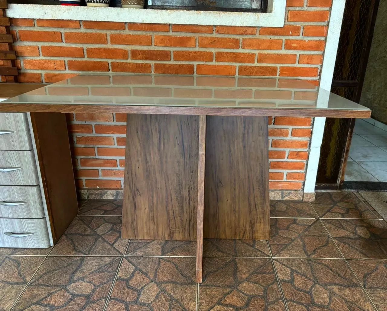 Mesa de madeira com 4 lugares