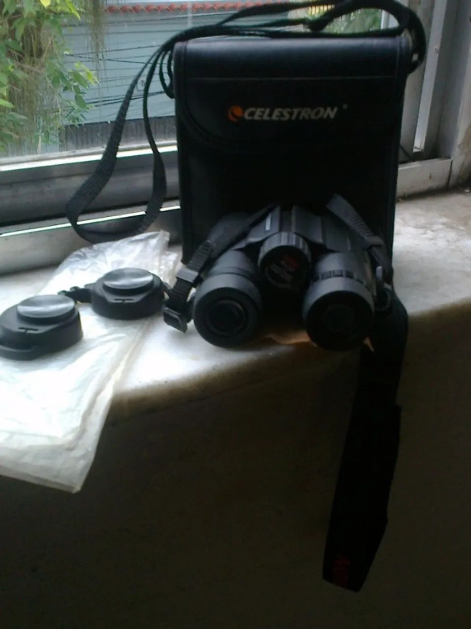 Binóculos Celestron Noble 8x32