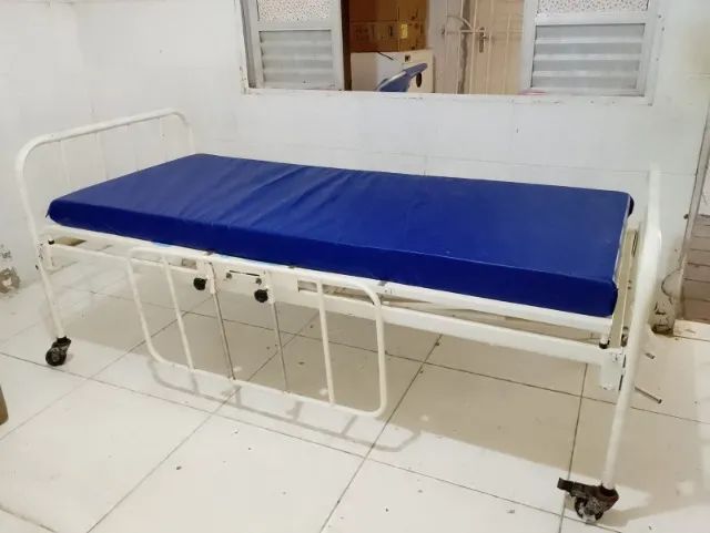 Cama Hospitalar com grades + Colchão Impermeável Seminovo  - Foto 2