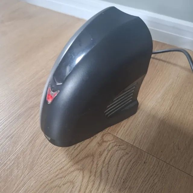 Estabilizador 110v com 3 tomadas e meia e fusível.
