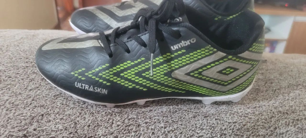 Chuteira umbro n34 - Calçados Esportivos - Xaxim, Curitiba