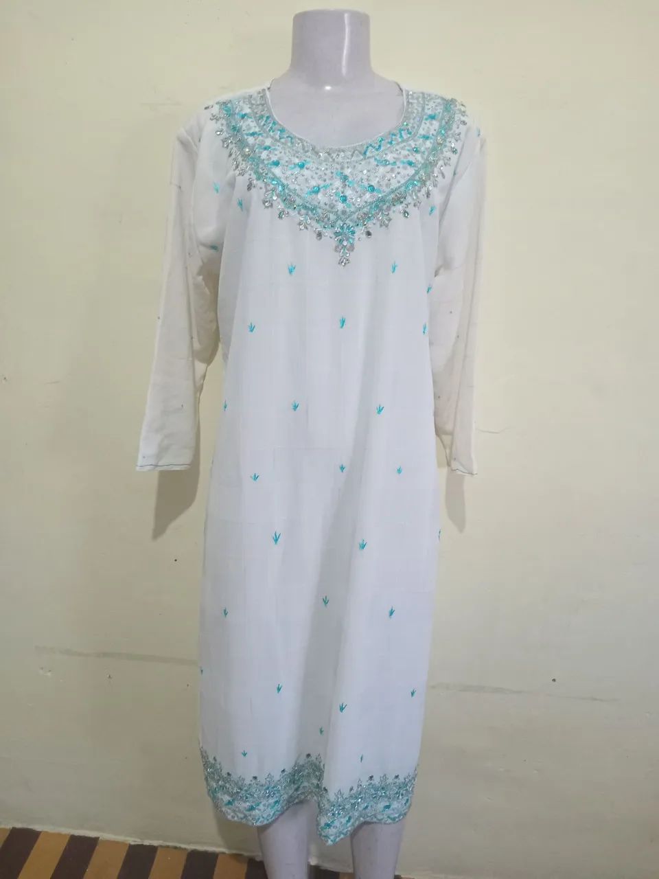 Vestidos indianos c bordado dourado - Foto 4