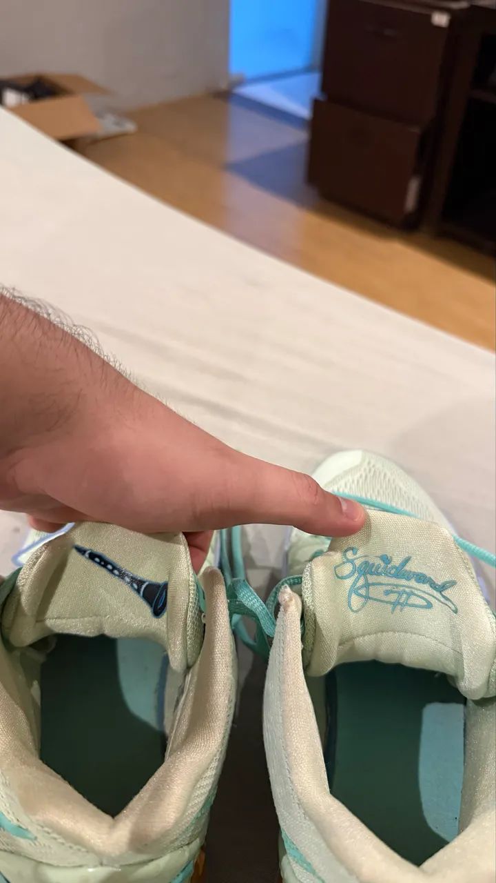 Tenis Kyrie 5 Squidward Tam 42 - Foto 5