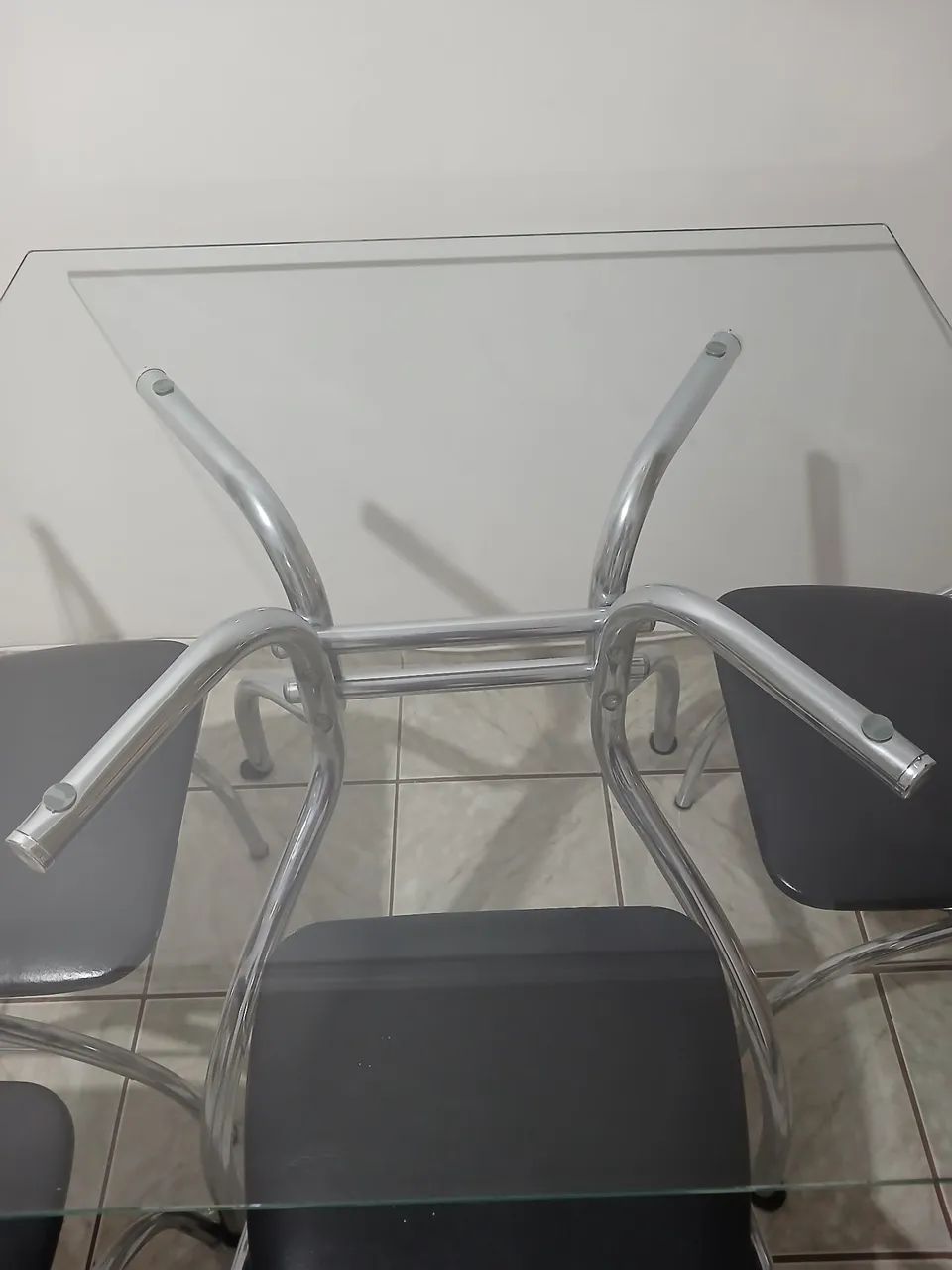 Mesa com 4 cadeiras e tampo de vidro, medido 95 x 95 - Foto 4