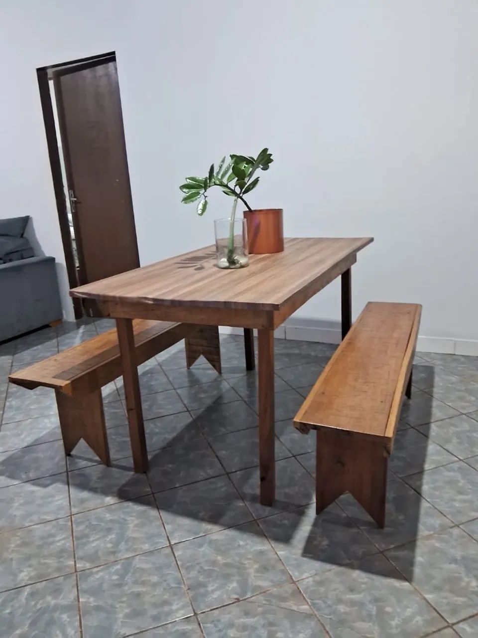 Mesa de madeira simples. - Foto 2