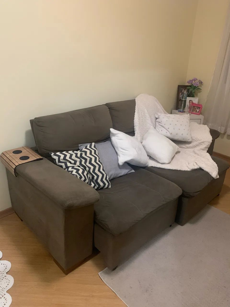 Vender rápido! Sofá 2,05m) + Kit Almofadas, Manta e Bandeja de Braço
