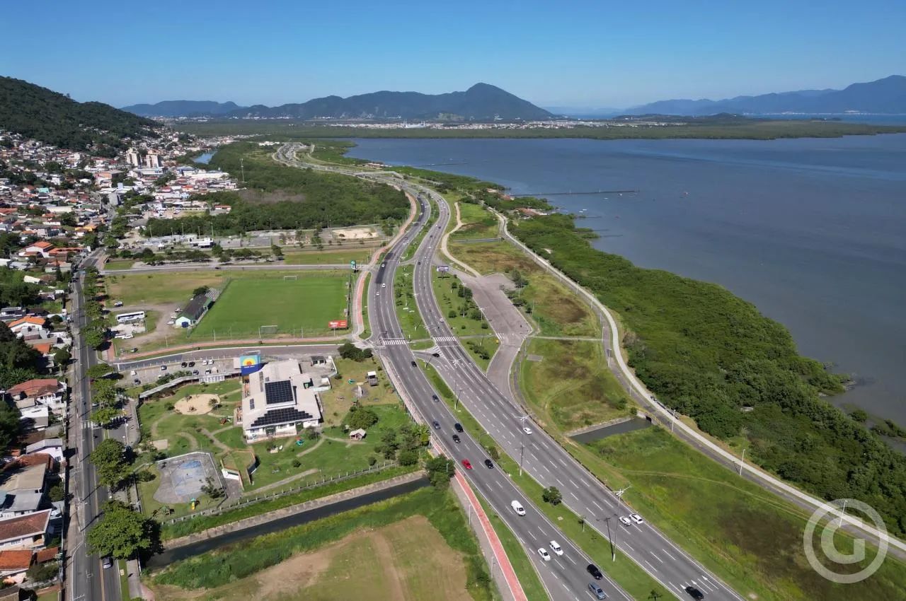 Apartamento semi mobiliado com sacada e churrasqueira na Costeira do Pirajubaé - Foto 5