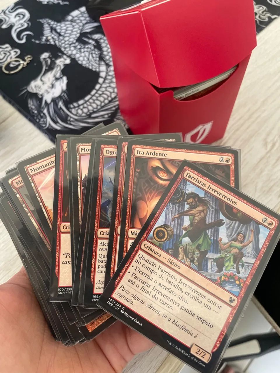 2 Decks Magic The Gathering - Verde e Vermelho + Sleeves + Deck Box - Foto 2