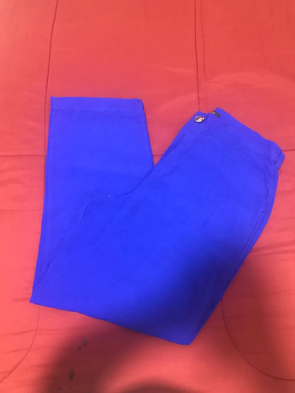 Pantalona azul/ parado no ar .