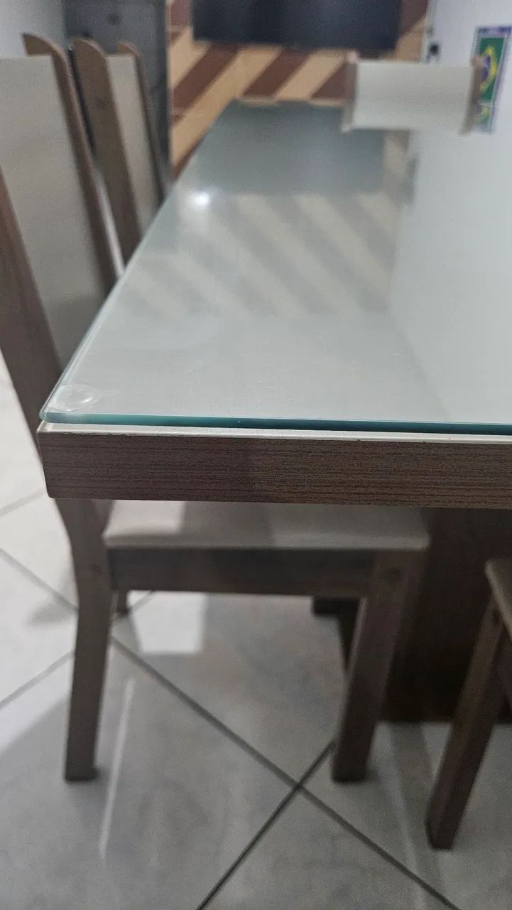 Mesa com tampo de vidro e 6 cadeiras. - Foto 2