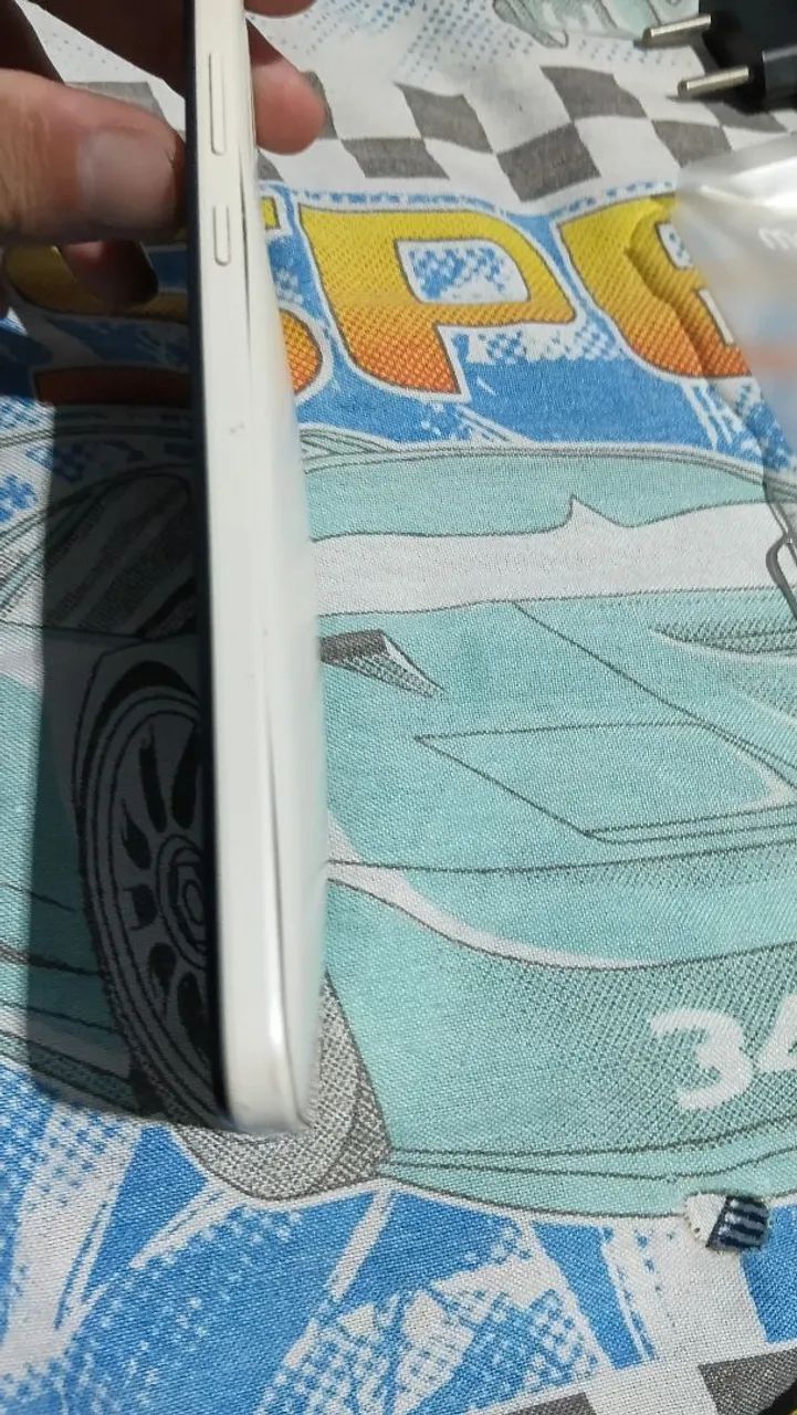 Celular motorola e13 bateria inchada trinco na tela ( nao abaixo preço  - Foto 3