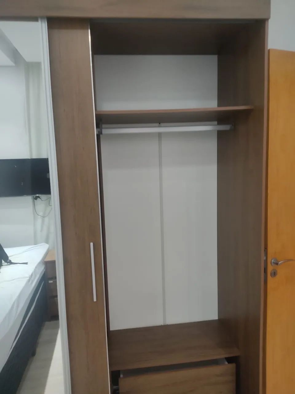 Guarda roupa com espelho