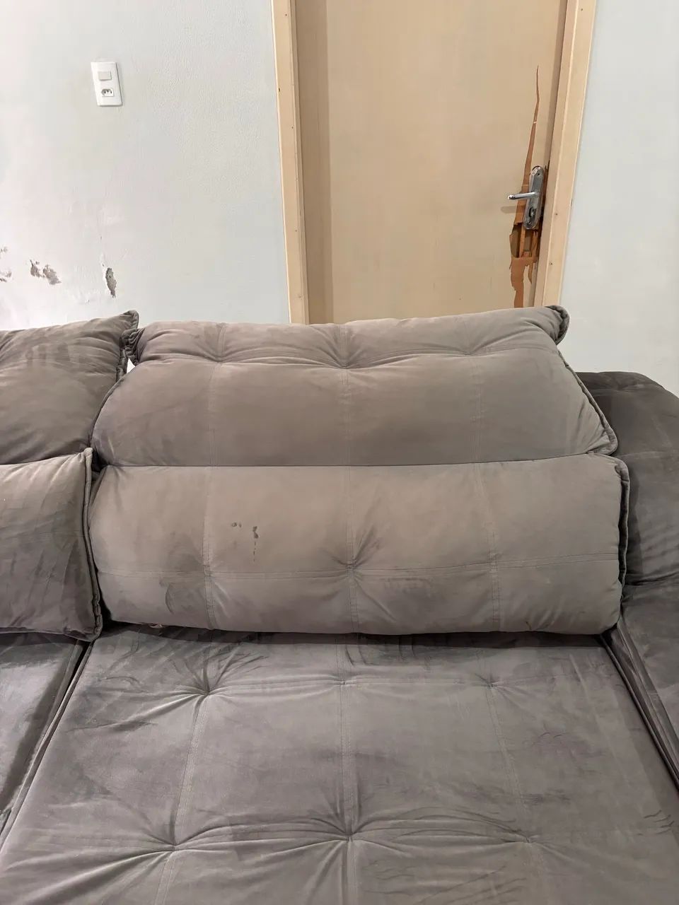 Sofá retrátil e reclinável cinza -2,38 m - Foto 5