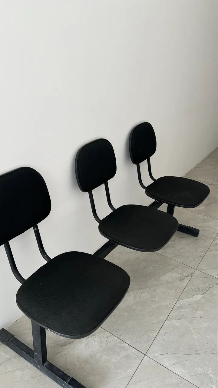 Vendo 2 longarinas de 3 lugares preta 