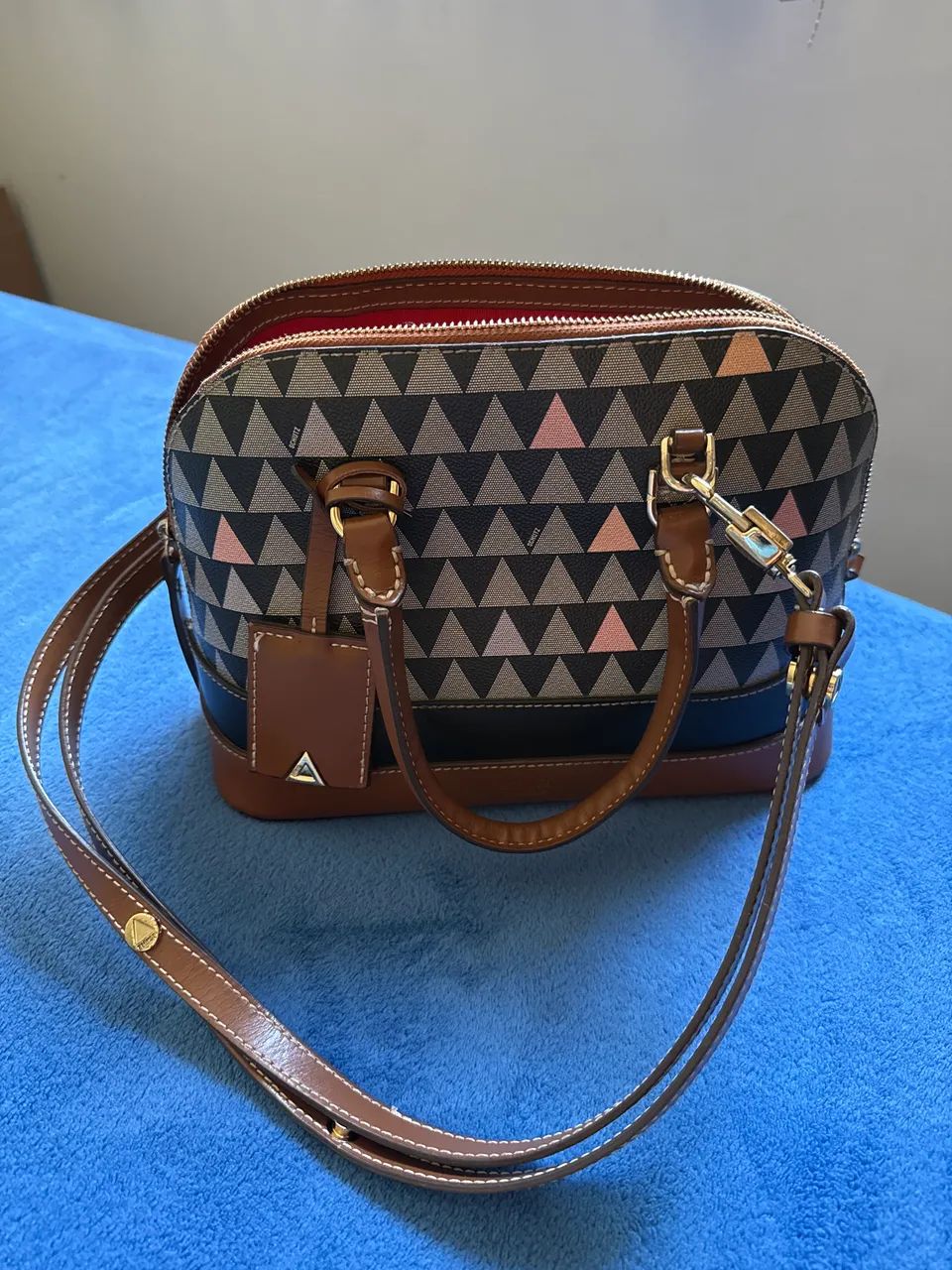 Bolsa Schutz mini tote triangle semi nova. 
