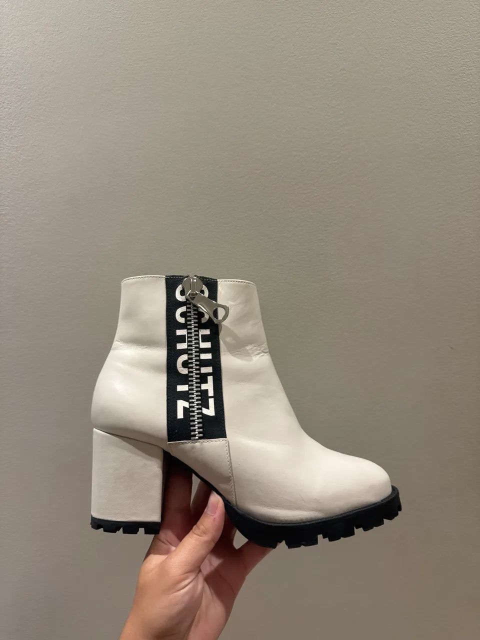 Bota Schutz branca com salto 