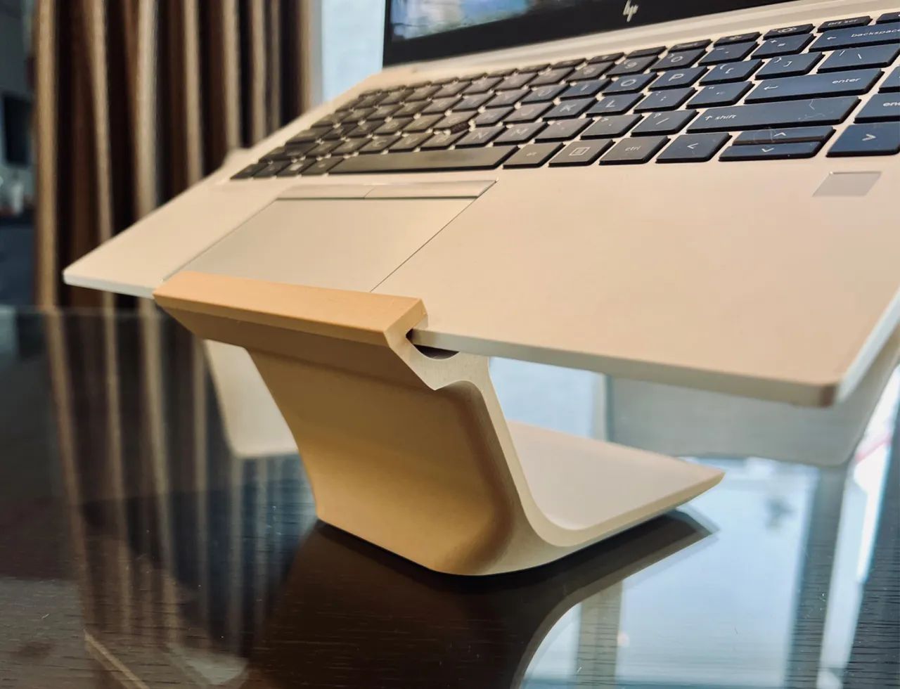 Suporte confortável e útil para notebook - Foto 2