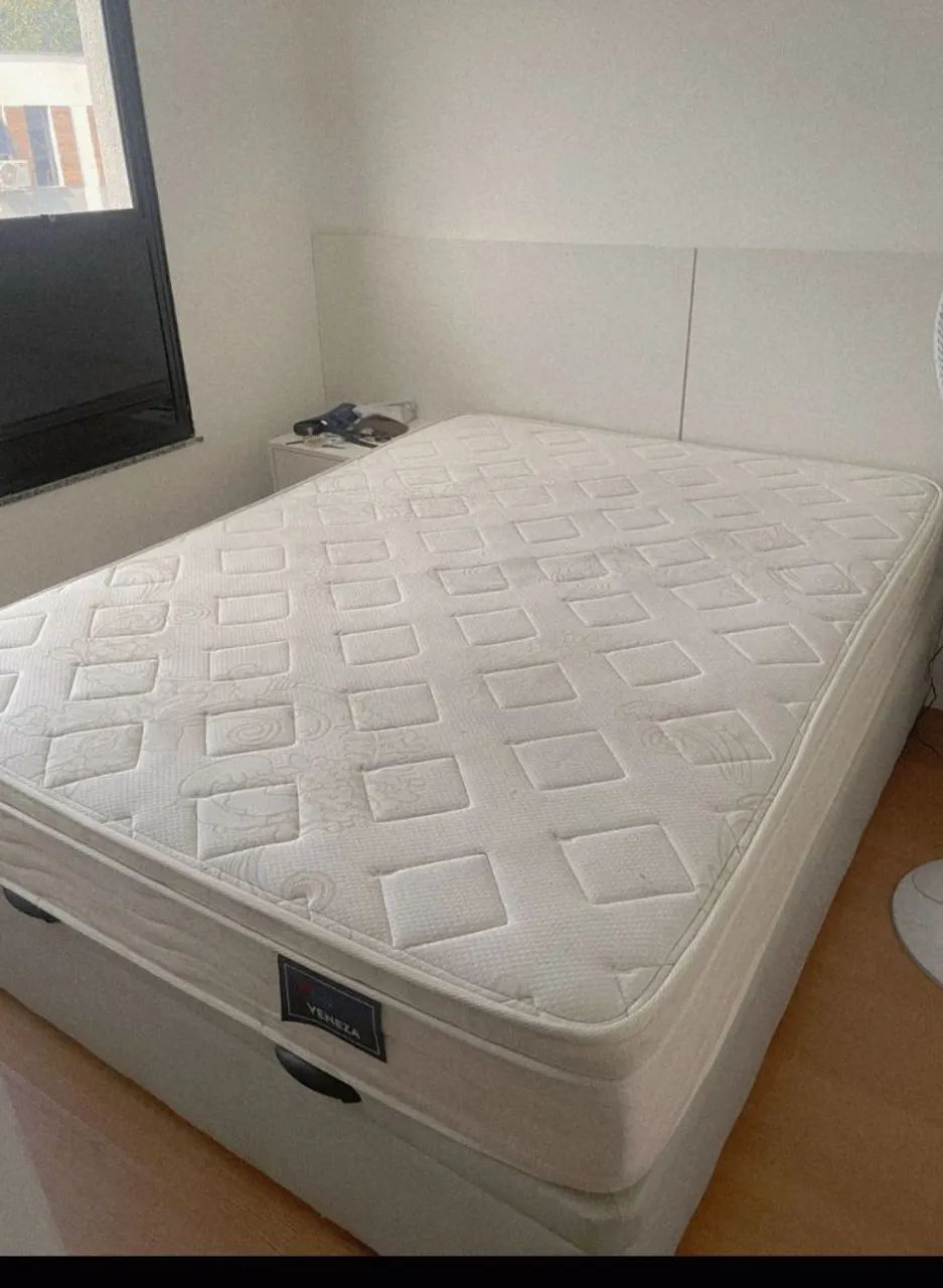 Cama box casal com baú e colchão de molas ensacadas.