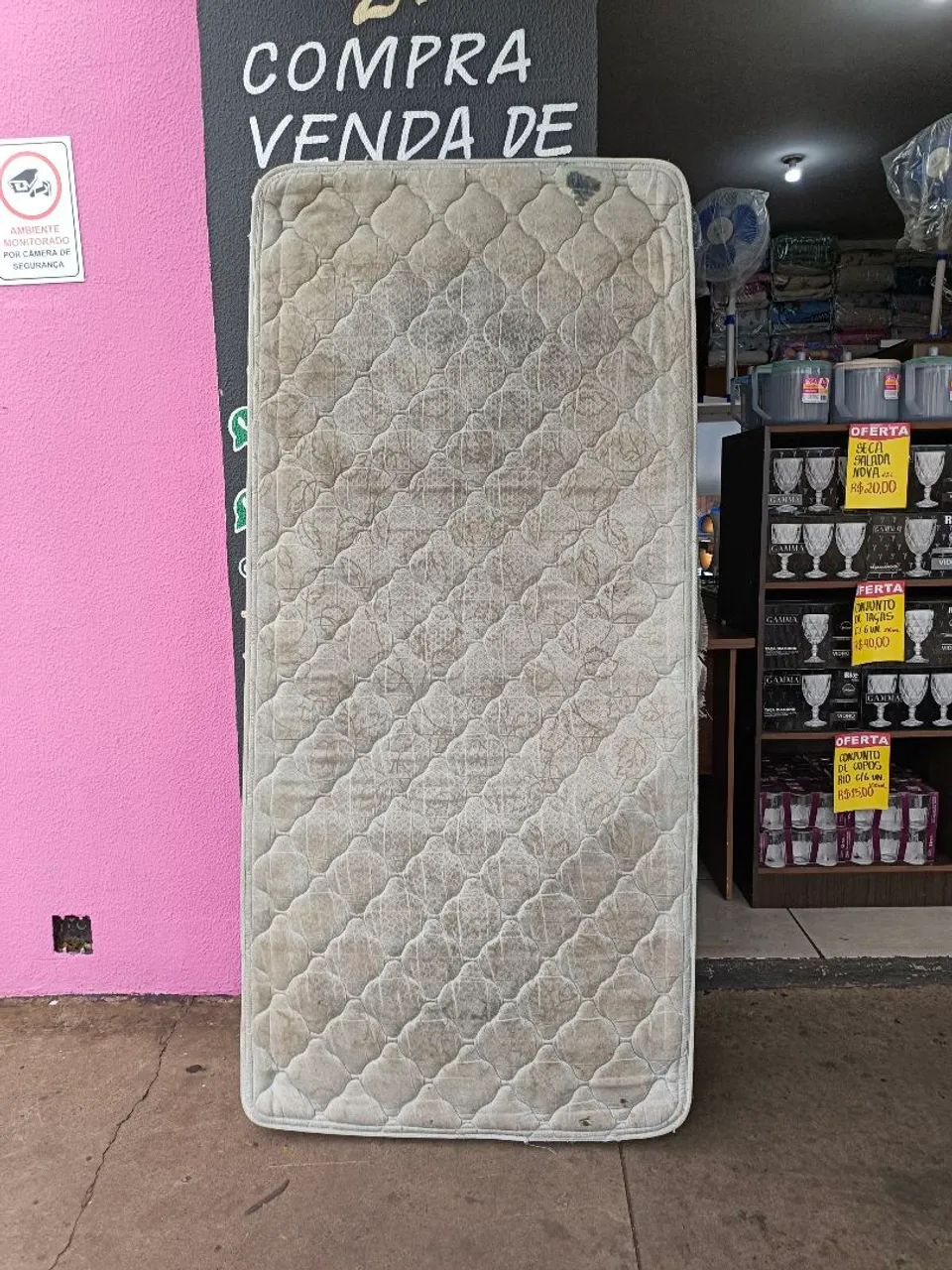 Colchão de solteiro Probel espuma com molas usado em bom estado  - Foto 2