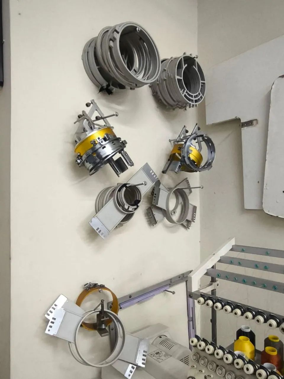 Máquina de bordado 2C e 12 Agulhas c boné 