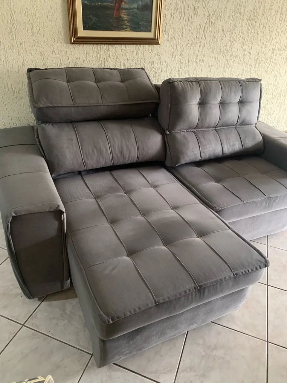 Sofá retrátil em suede cinza - Foto 2