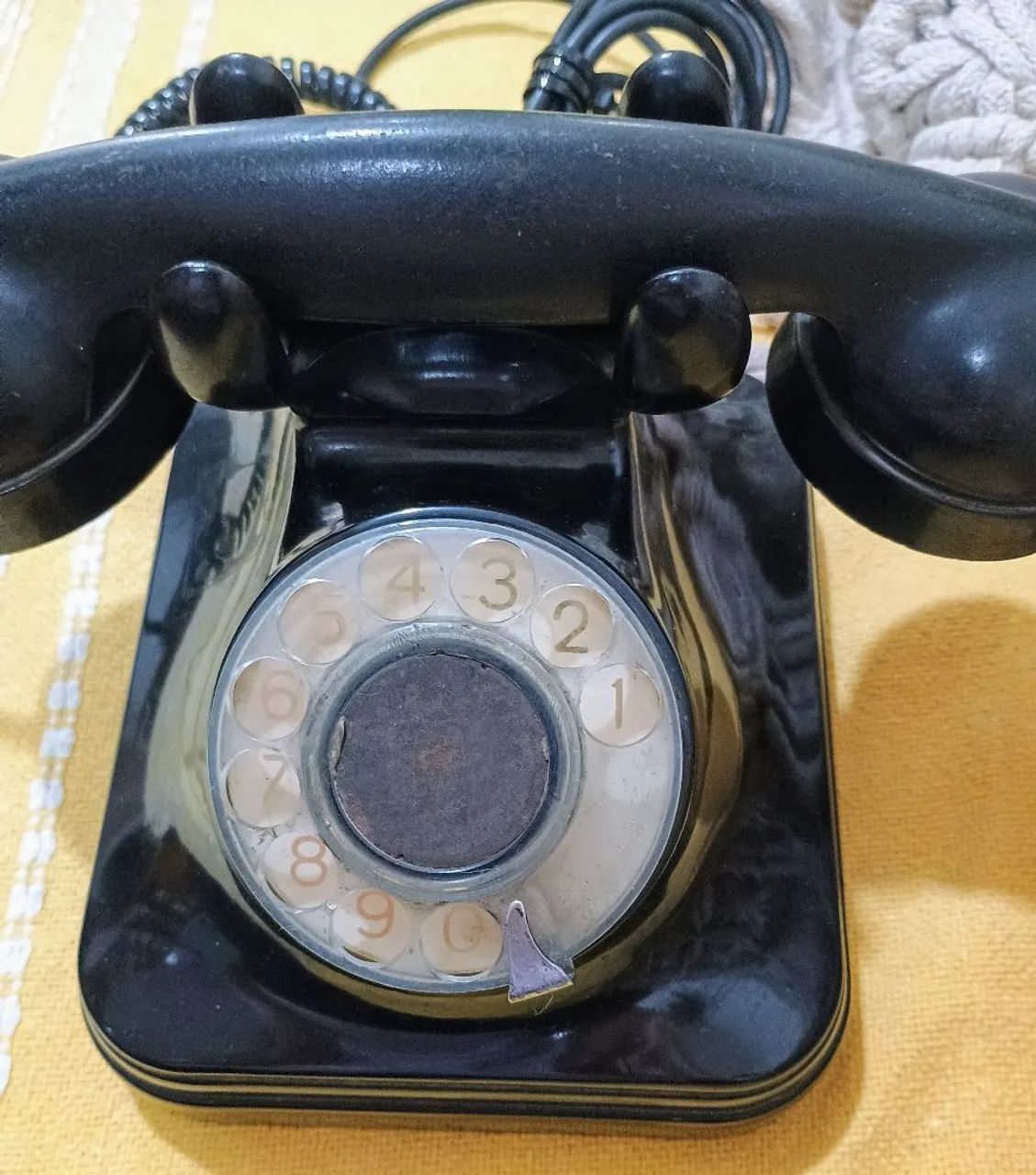 Telefone de mesa Bakelite preto década 50