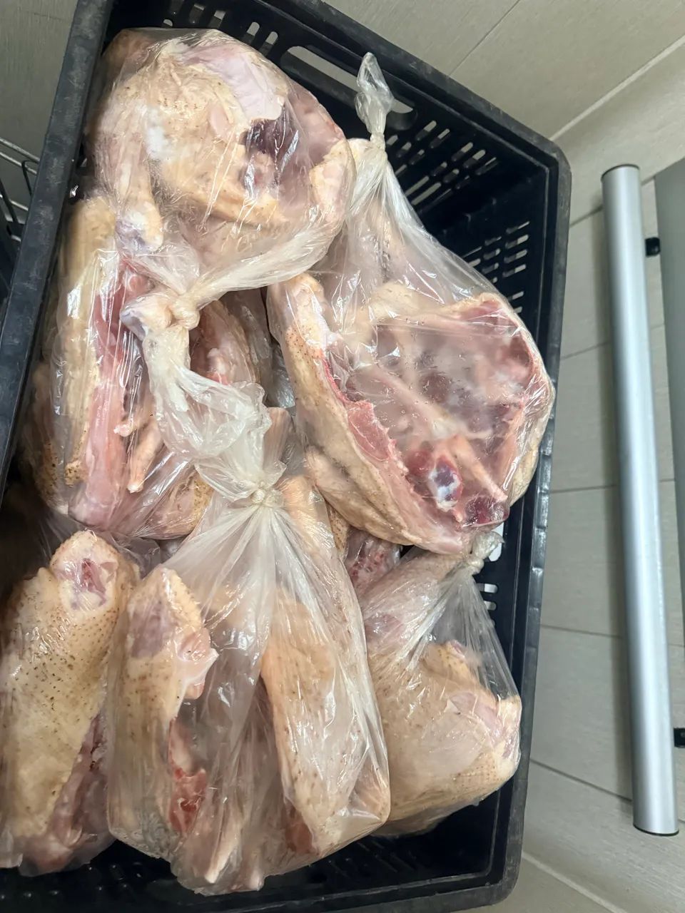 Frango semi caipira limpo(Inteiro com miúdos) - Foto 2