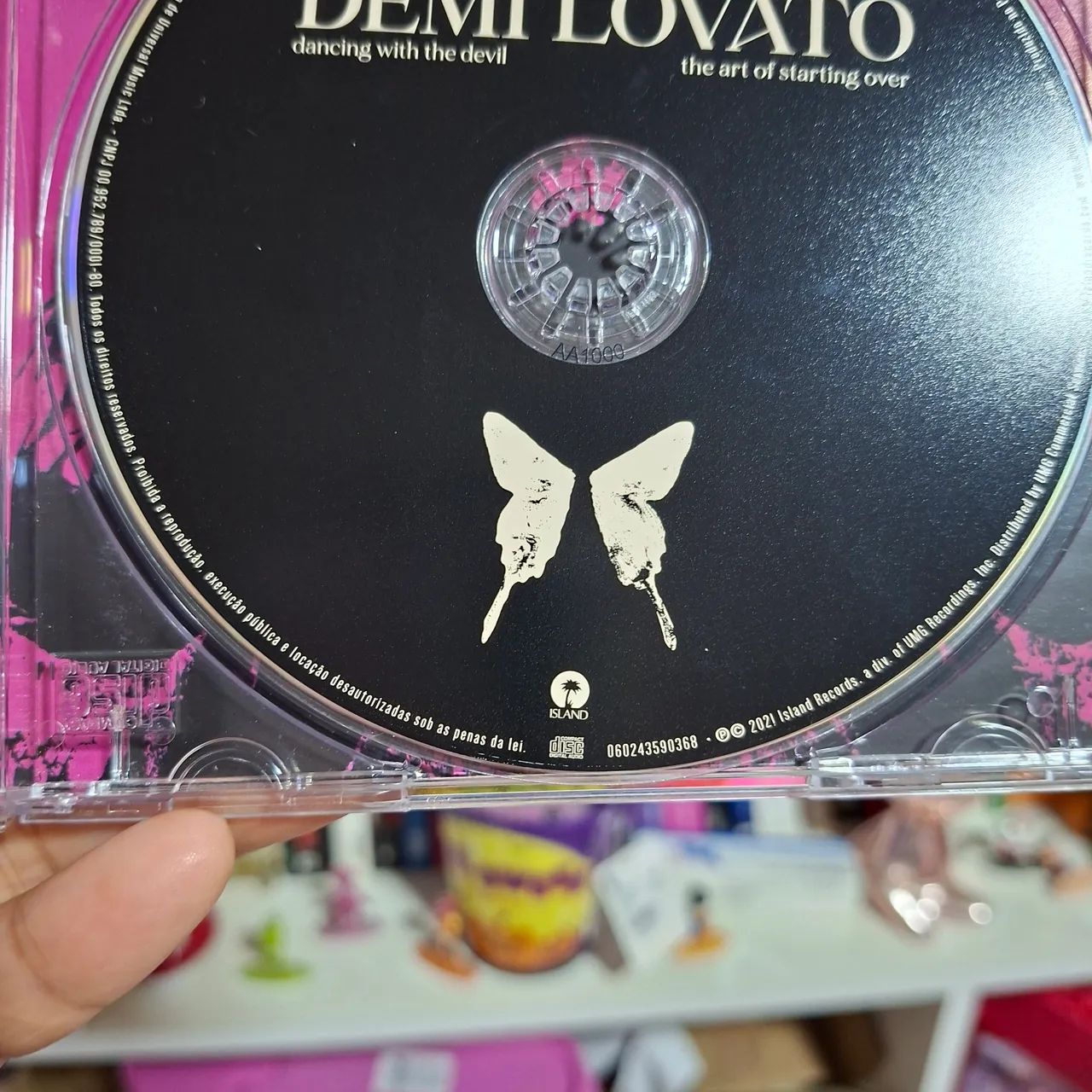 CD Demi Lovato - Dancing With The Devil - Capa ROSA - Foto 3