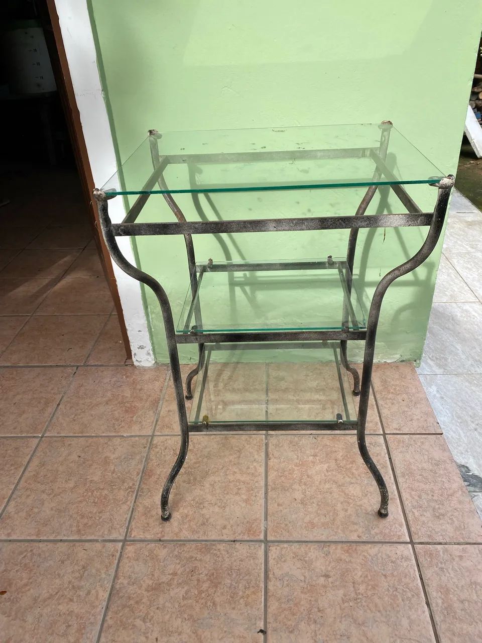 Mesinha de ferro com tampo de vidro
