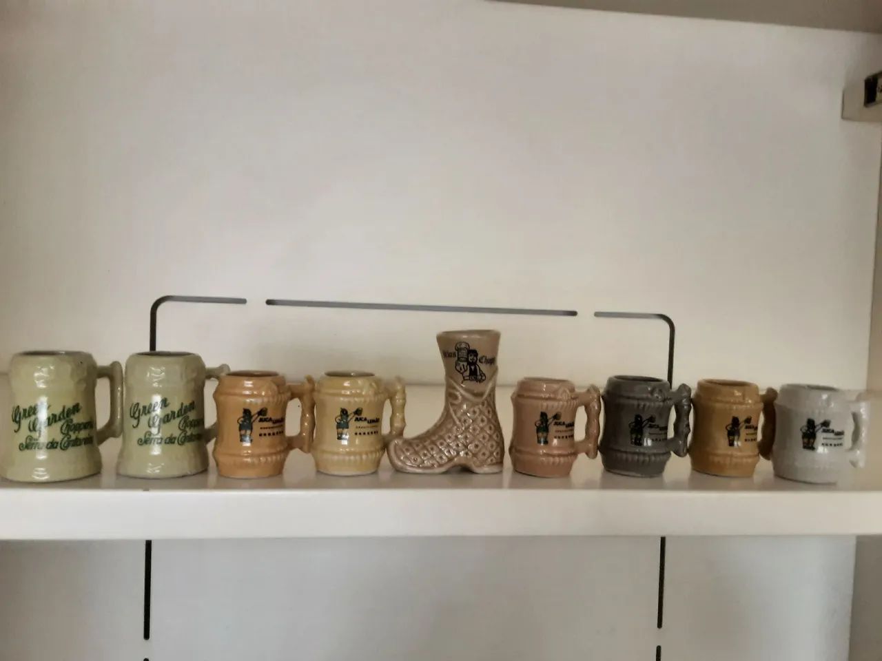 Coleção de mini canequinhasde porcelana vintage.