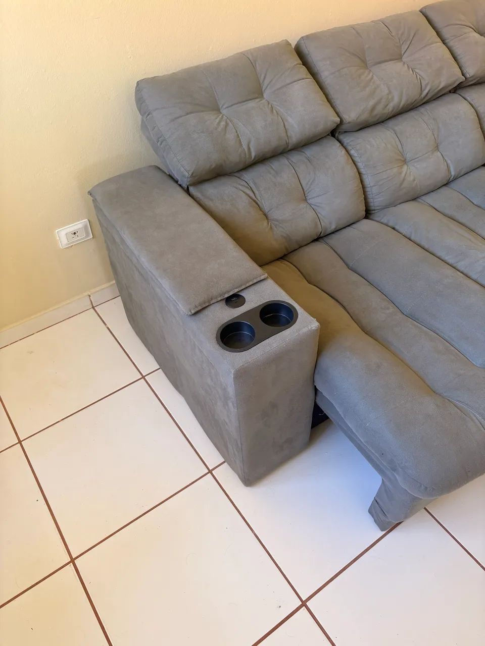 Sofá Retrátil de 3 lugares com porta copos e USB - Foto 3