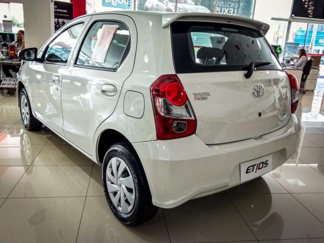 TOYOTA ETIOS HATCH X 13L MT 19/20 - Foto 6