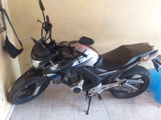 VENDO MOTO TWITTER 2020 SEMI NOVA APENAS COM OITO MIL KM RODADO VALOR 18 MIL REAIS