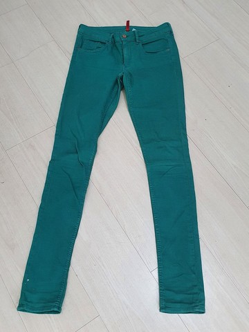 Calça verde skinny com elastano tamanho 40/42, da H & M