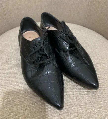 (TAM: 34) Sapato Preto Social Bico Fino Croco 