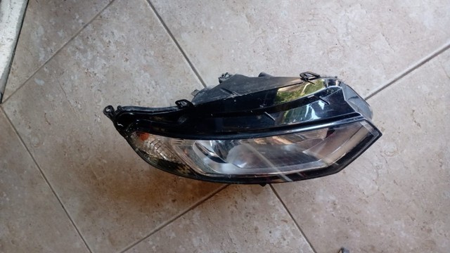 Farol direito Ford Ecosport 2015 com garra quebrada
