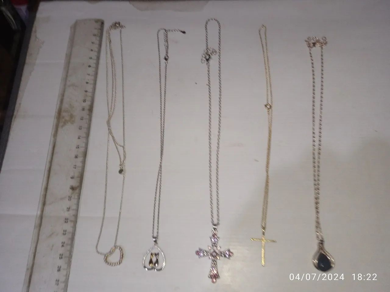 Gargantilhas, lote com cinco peças diferentes 