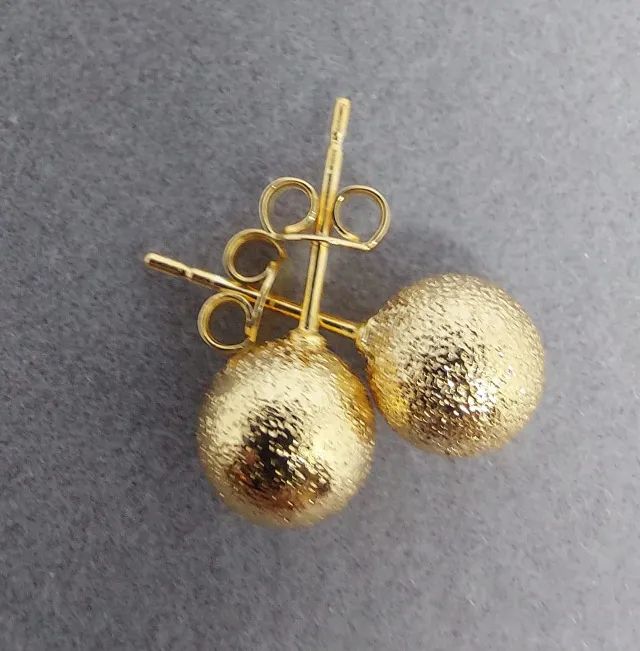 Brinco banhado a ouro de bolinhas texturizada, Medio. - Foto 4