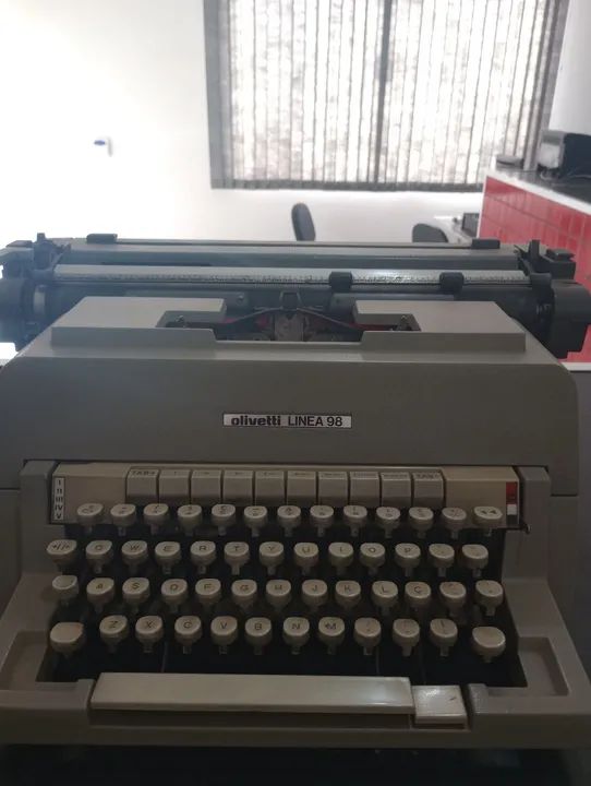 Máquina de escrever Olivetti Lettera 32 - Foto 2