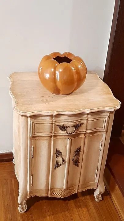 Linda e antiga abóbora em cerâmica.