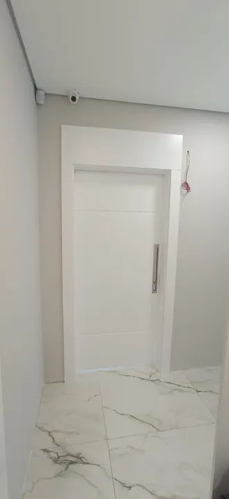 Porta de correr é uma opção interessante, fale com a Phanda Portas