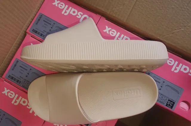 Chinelo Poofy 