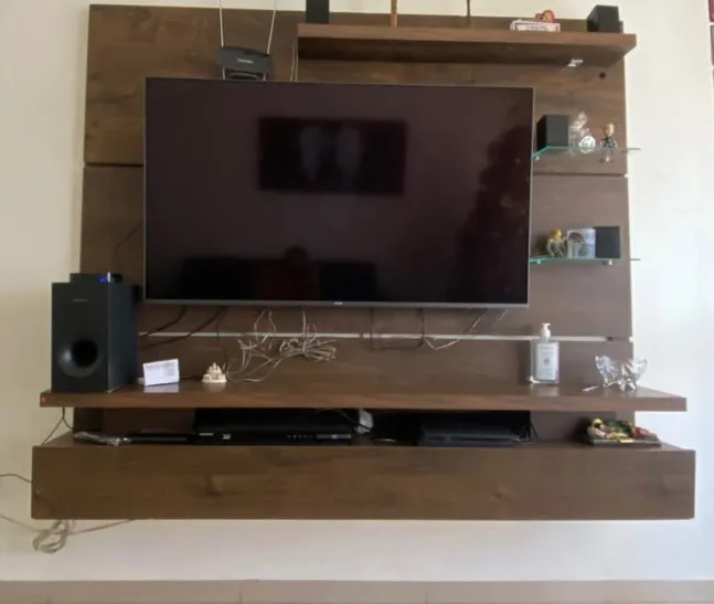 Rack/Painel para TV com prateleiras e espaço para som