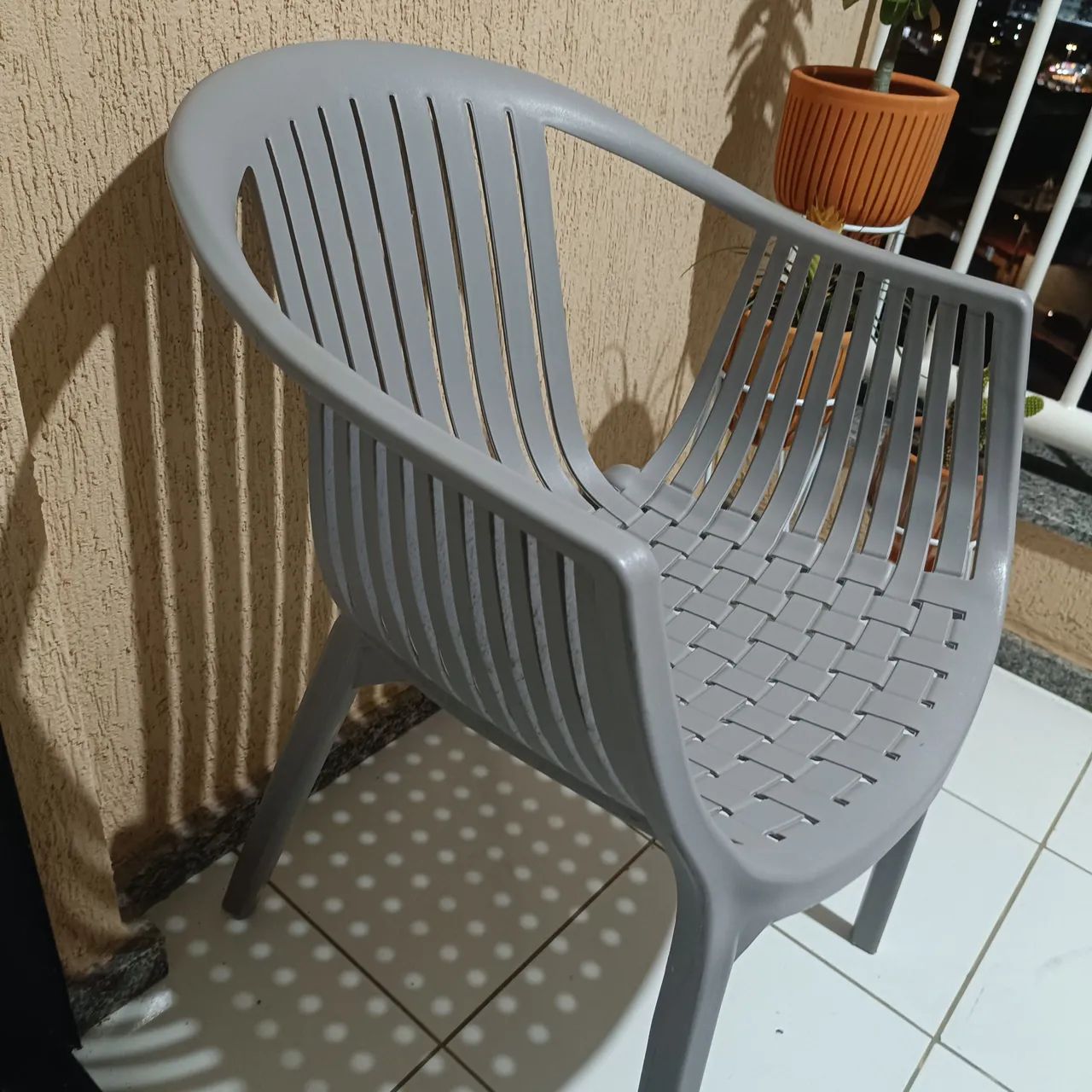 Cadeira de Plástico Cinza - Moderna e Resistente